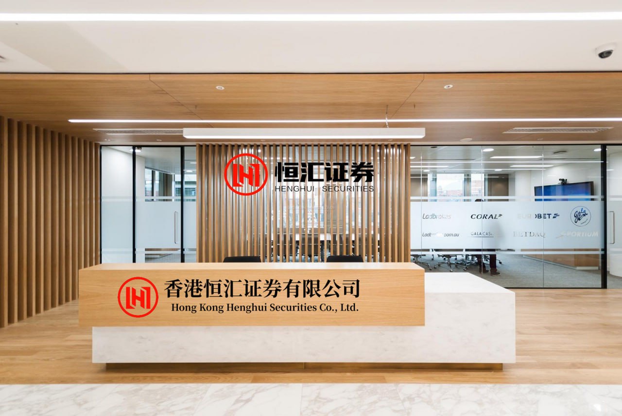 牛博士配资平台 太心酸了！黑龙江，一00后女子第一次跟着老公在婆家过年，谁知仅仅待了一天，就突然情绪崩溃嚎啕大哭，一边抹泪一边说：我想回家，我再也不离开我家了！一旁的老公既无奈又觉得好笑，想安慰又不知如何下手！说真的，看完这段视频我整个人都愣住了。黑龙江，零下二十几度的天，车外冻得能把人鼻子削掉，...